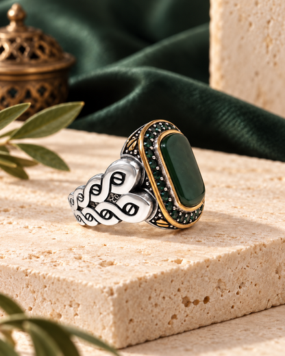 Anello turco con agata verde e zirconi ambientato su travertino con velluto verde