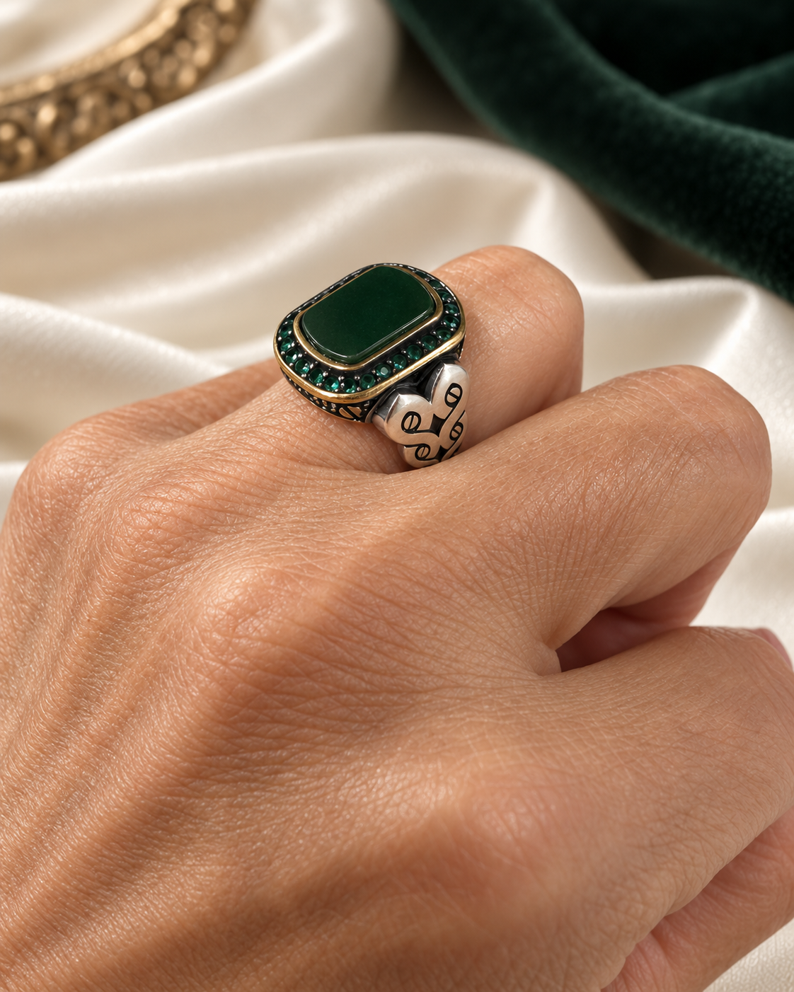 Dettaglio indossato dell’anello turco con agata verde e particolare del gambo in Argento 925