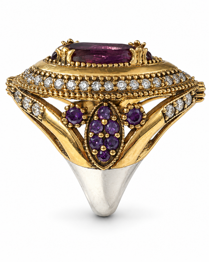 Profilo dell’anello turco in argento 925 con ametista rialzata, zirconi e decorazione laterale con dettagli dorati.