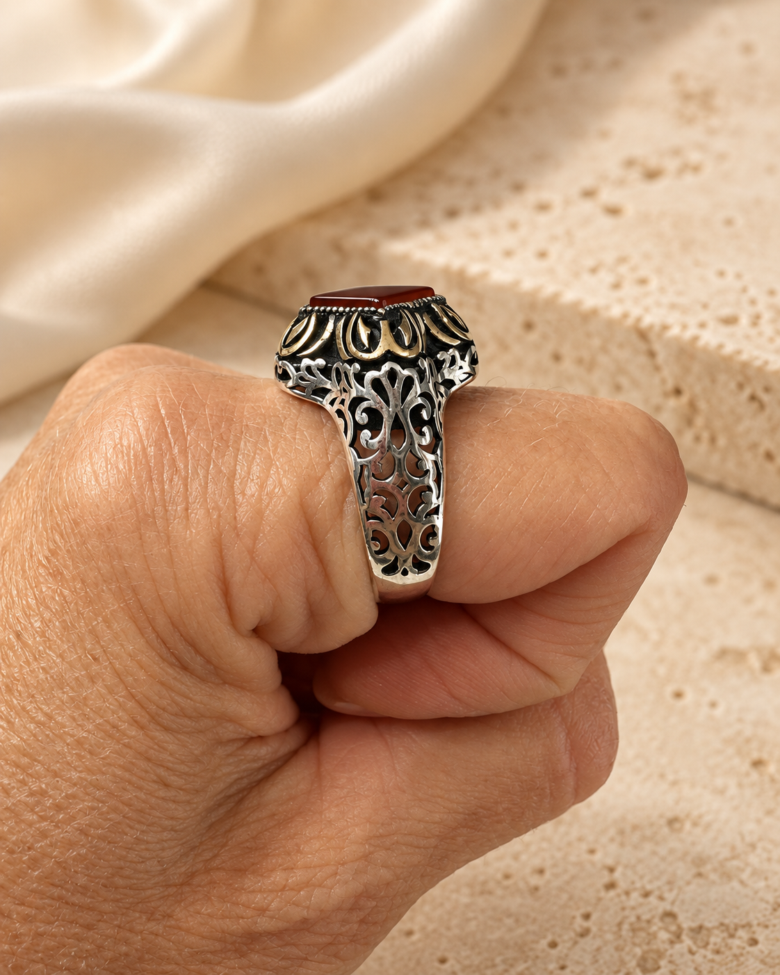     Dettaglio laterale dell’anello turco in Argento 925 con corniola, indossato sulla mano