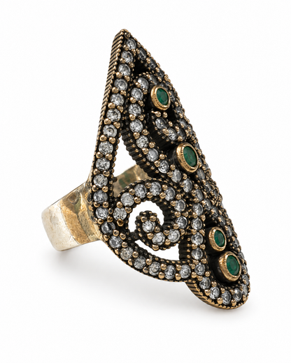 Anello turco in argento 925 con Smeraldi sintetici e cubic zirconi, vista laterale su fondo bianco.