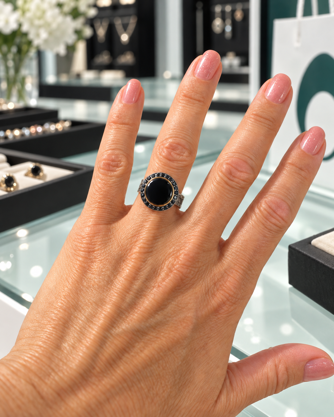     Anello turco con onice nera e zirconi indossato in gioielleria