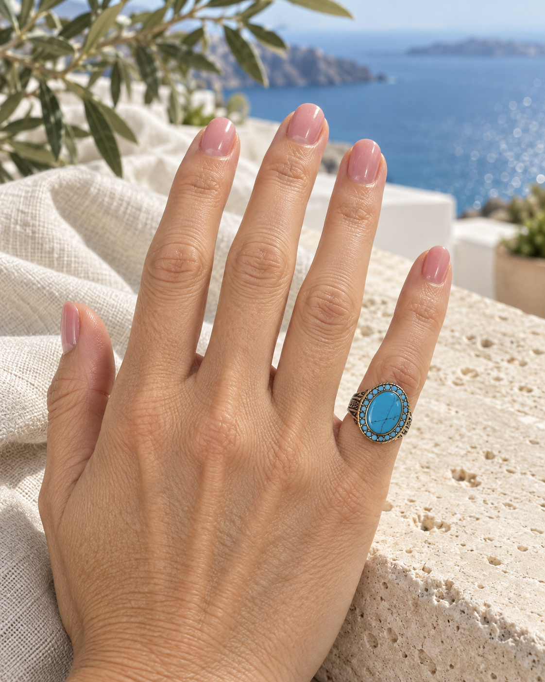 Anello turco in pasta di turchese indossato su mano femminile