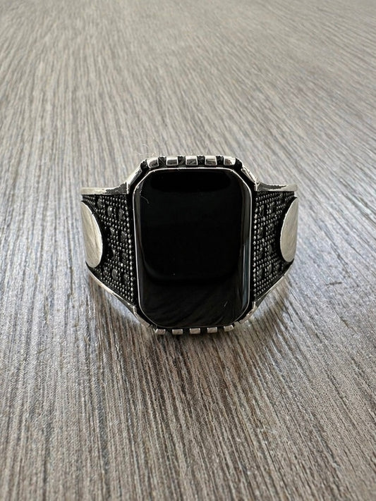 Anello uomo in argento 925 con inserto laterale in rilievo, design moderno