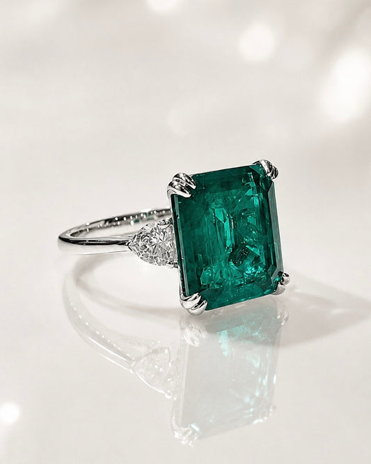    Dettaglio anello in argento con pietra verde luminosa e finiture brillanti laterali
