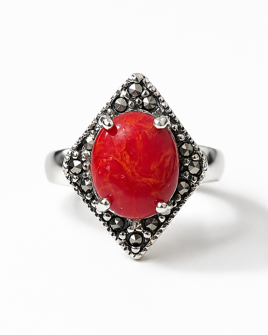 Anello vintage in argento 925 con cabochon di madrepora rossa naturale e cornice di marcasiti.
