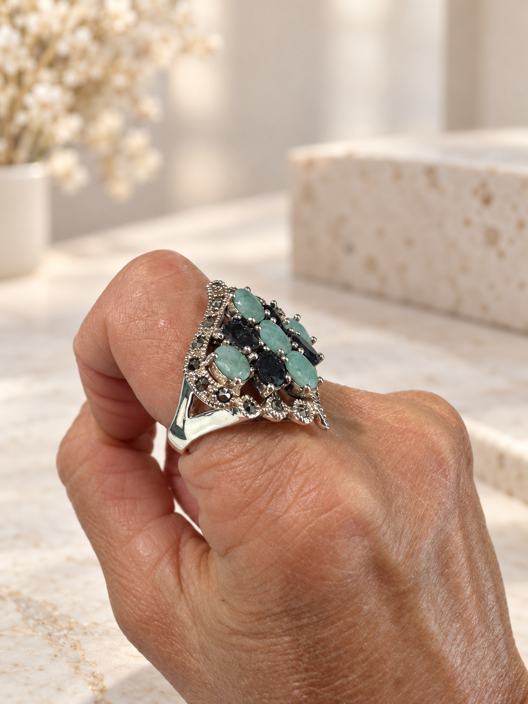 Anello vintage in Argento 925 con radice di smeraldo, radice di zaffiro e marcassite indossato in ambientazione elegante