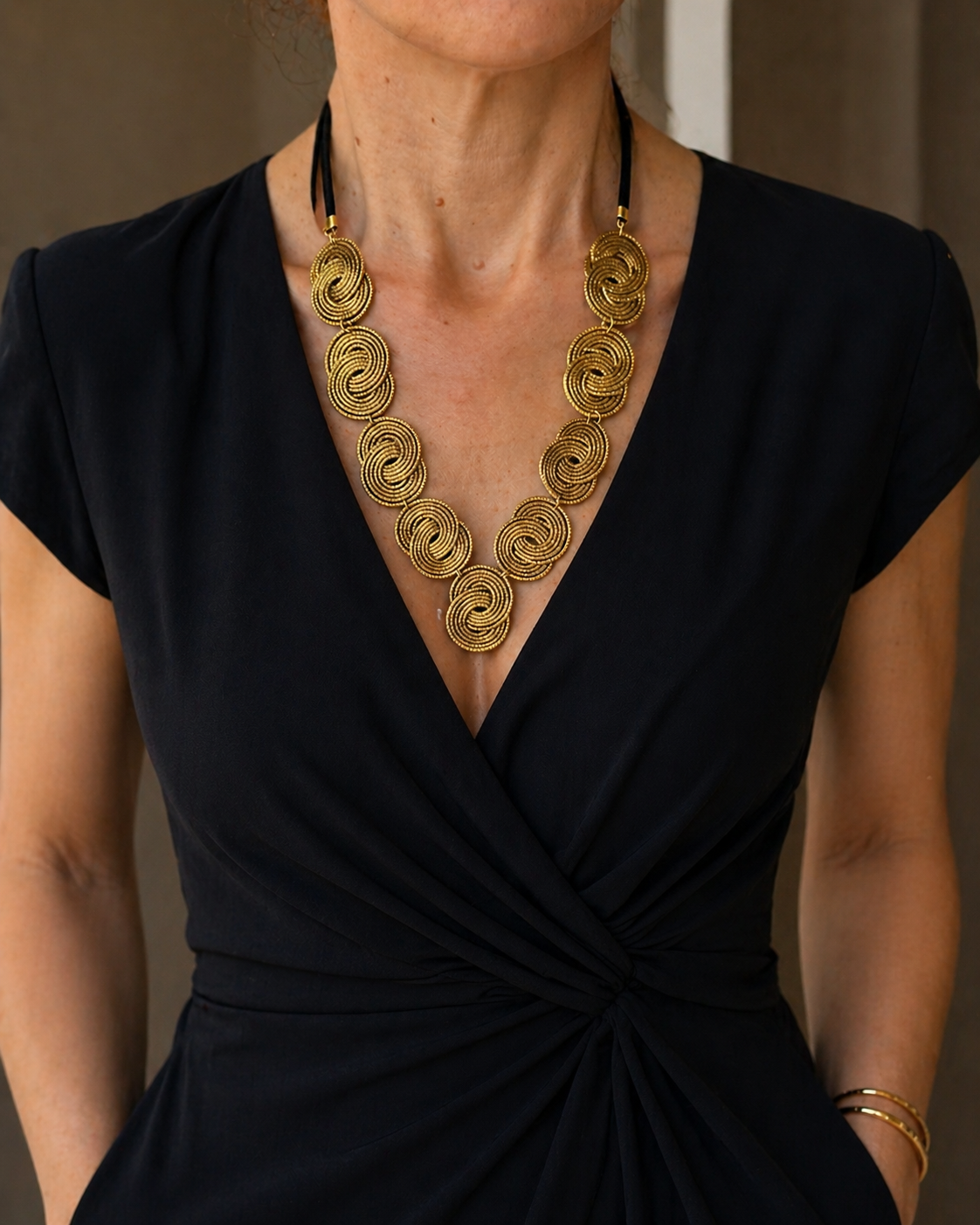 Modella con Collana intrecciata in capim dourado oro vegetale fatta a mano design a spirale Attimi Gioielli