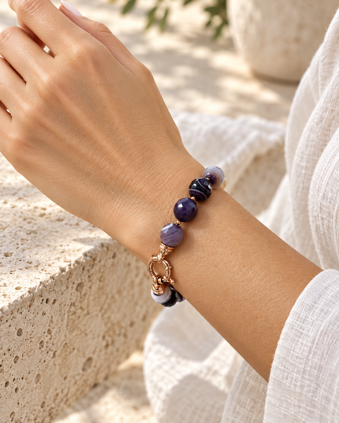    Bracciale in Agata Brasiliana viola, Ematite rosata e Argento 925 indossato al polso