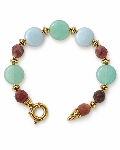 Bracciale aperto in argento dorato con Tormalina, Giada Verde e Azzurra ed Ematite, con chiusura tonda visibile su fondo bianco.