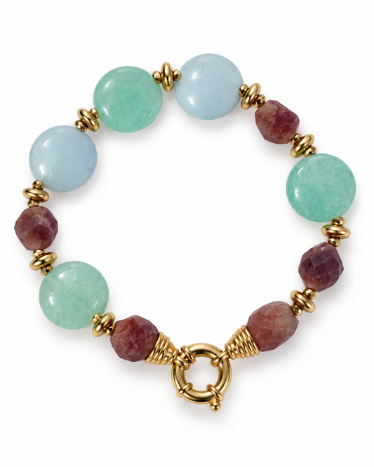 Bracciale in argento dorato con Tormalina ovale sfaccettata, Giada Verde e Azzurra ed Ematite, con chiusura tonda su fondo bianco.