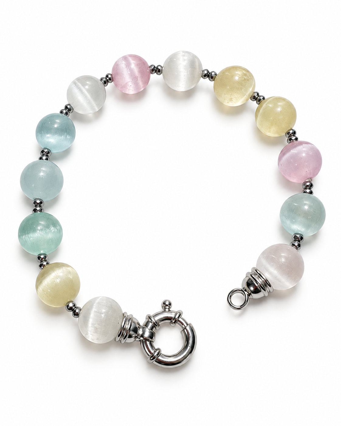 Bracciale in Argento con sfere di Selenite nei colori pastello e piccoli elementi di Ematite, su fondo bianco con chiusura aperta.