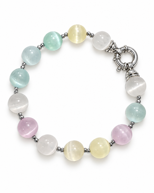 Bracciale in Argento con sfere di Selenite nei colori pastello e piccoli elementi di Ematite, fotografato su fondo bianco.