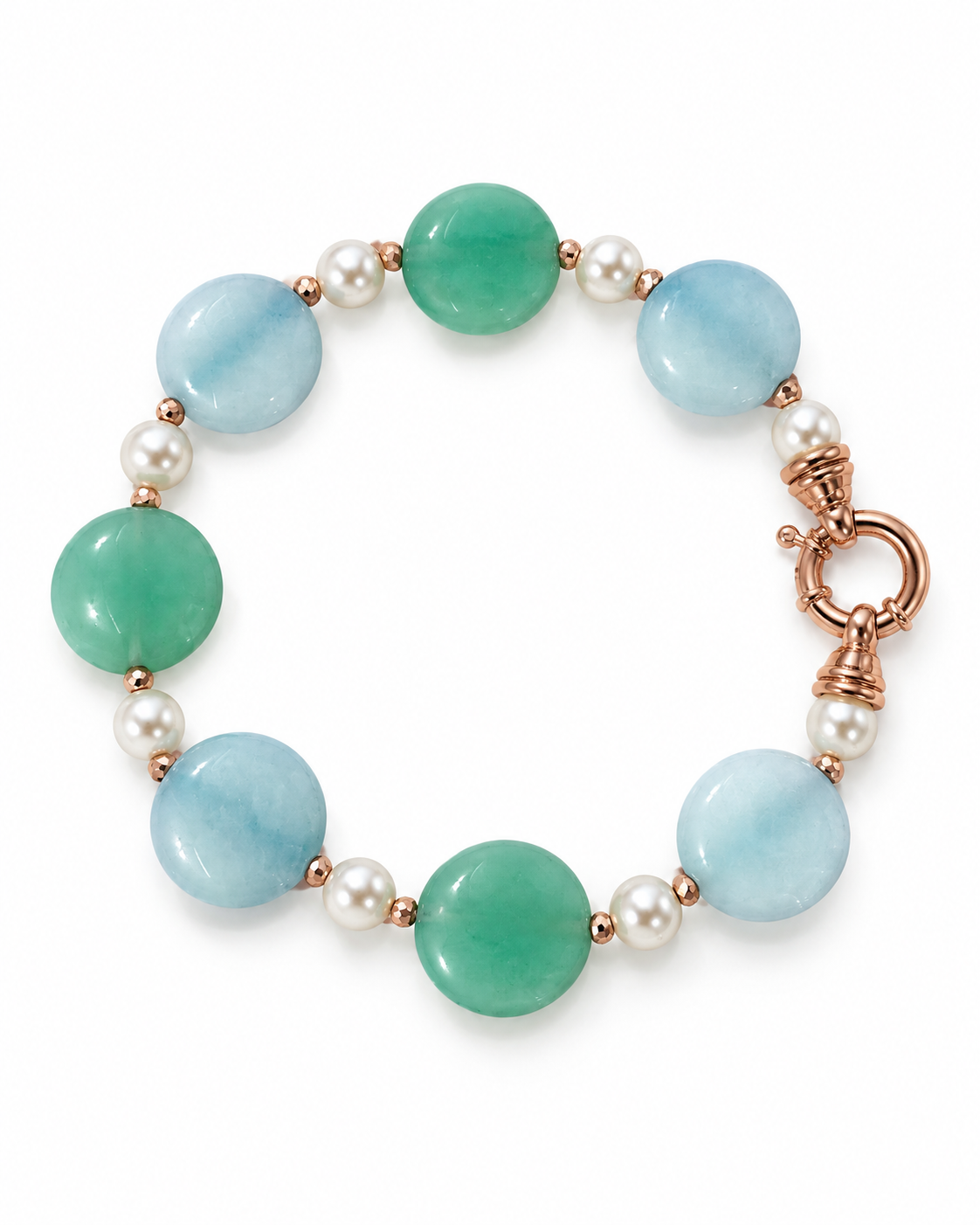 Bracciale in argento rosato con perle Maiorca, giada verde e azzurra e chiusura tonda, su fondo bianco.