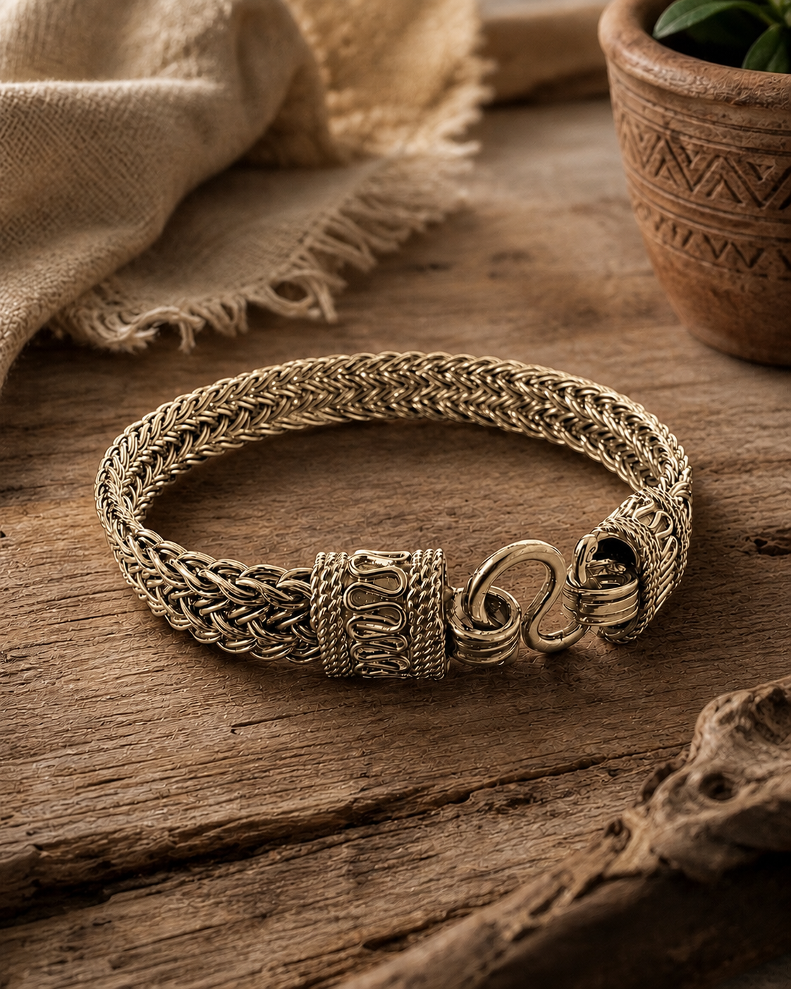     Bracciale uomo intrecciato in argento sterling con chiusura decorativa e stile etnico contemporaneo