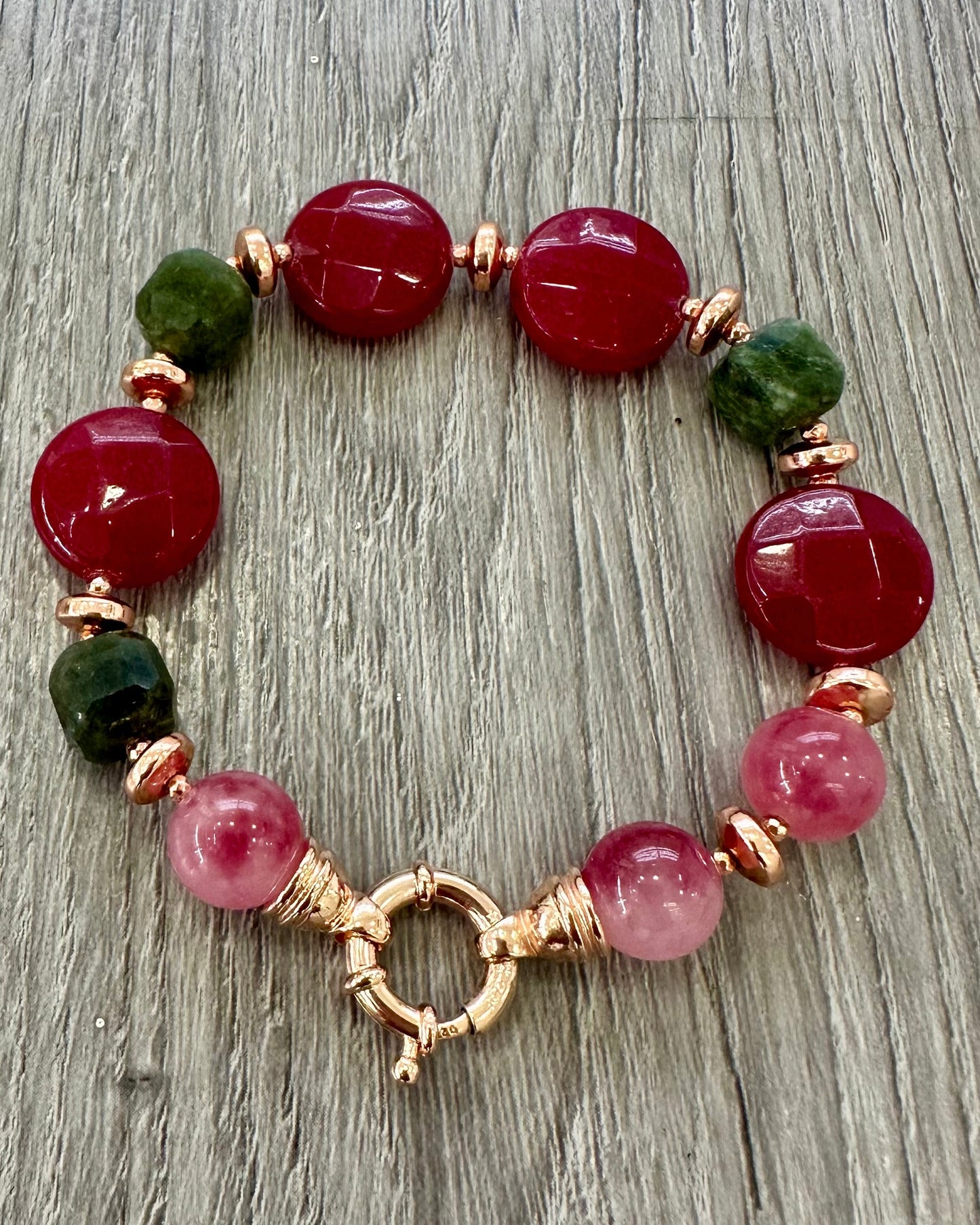 Bracciale artigianale in giada multicolore con chiusura in argento 925 e dettagli rosati