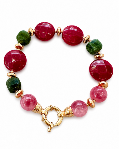 Bracciale artigianale in giada multicolore su sfondo bianco con chiusura in argento 925