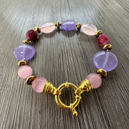 Bracciale artigianale con giada viola e rosa, tormalina rossa, ematite dorata e chiusura in argento placcato oro