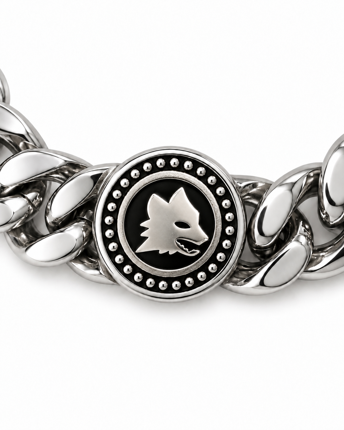 Dettaglio del bracciale Lupo in acciaio inox, con medaglione in rilievo su fondo nero, cornice decorata e maglie grumetta su sfondo bianco.