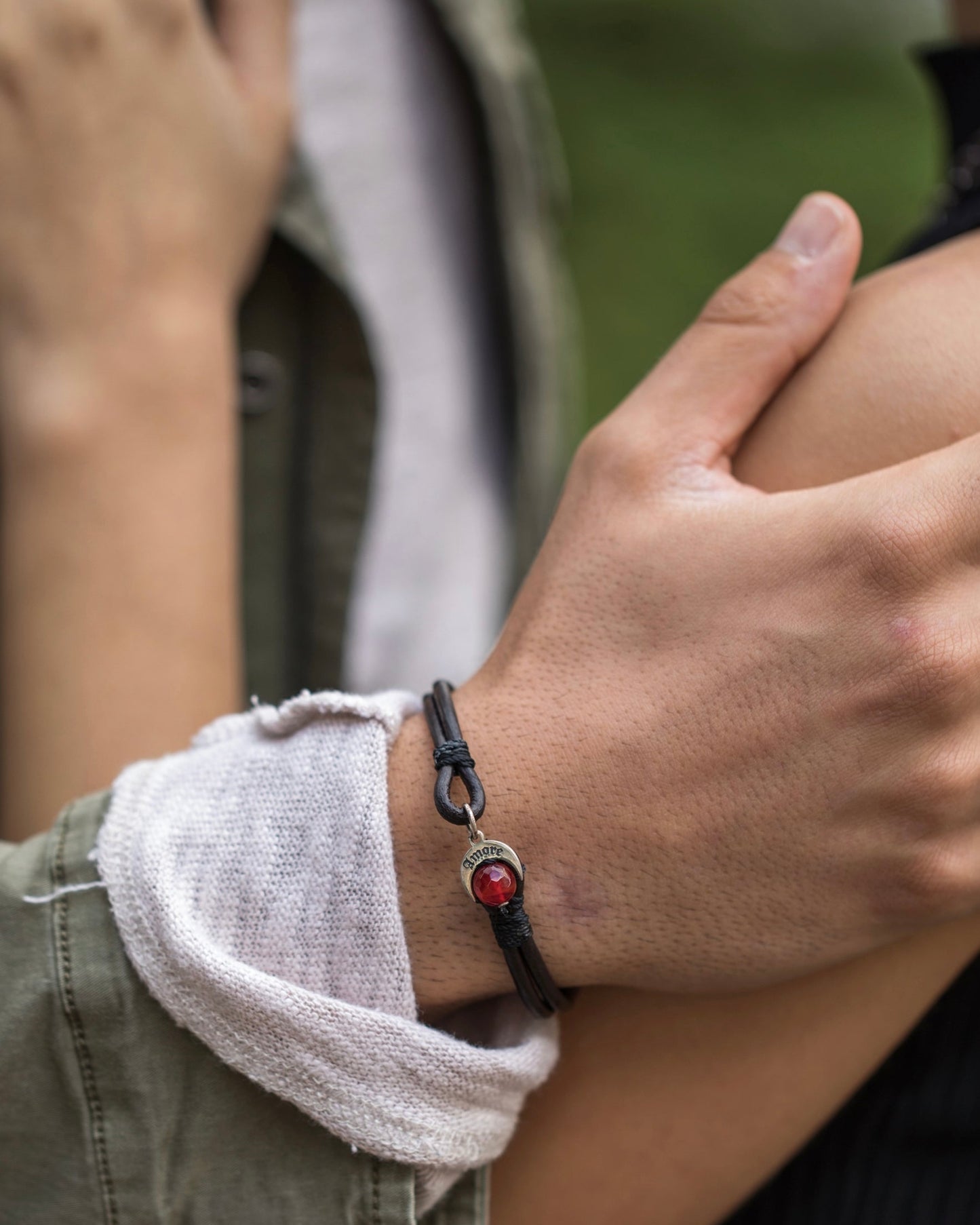 Bracciale Talismano Naja Amore con Agata di Fuoco indossato al polso