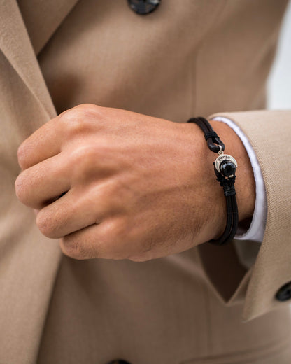 Bracciale Talismano Naja Forza con Onice indossato al polso