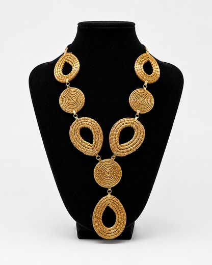 Collana artigianale in Capim Dourado con elementi geometrici intrecciati a mano, design maxi elegante e leggero, oro vegetale brasiliano.