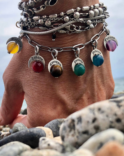 Charm Talismani in Argento 925 con pietre naturali indossati su bracciale – Attimi Gioielli
