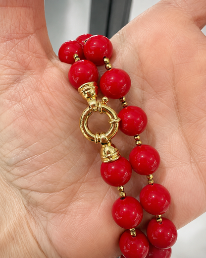 Dettaglio della chiusura in argento 925 dorato della collana con Perle di Maiorca rosse ed ematite dorata.