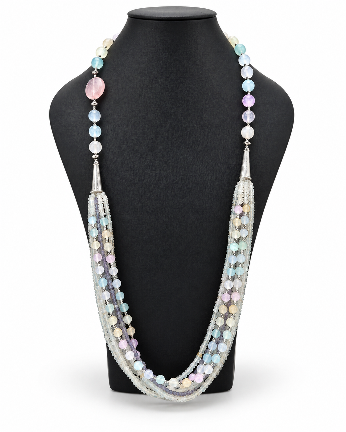 Collana lunga multifilo in Acquamarina, Radice di Zaffiro e Selenite nei colori pastello, esposta su busto nero con fondo bianco.