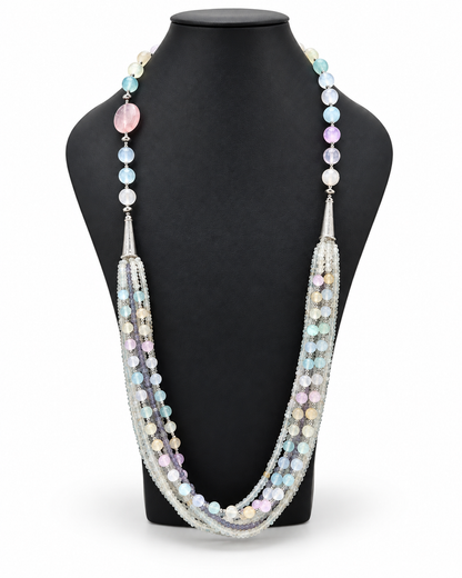 Collana lunga multifilo in Acquamarina, Radice di Zaffiro e Selenite nei colori pastello, esposta su busto nero con fondo bianco.