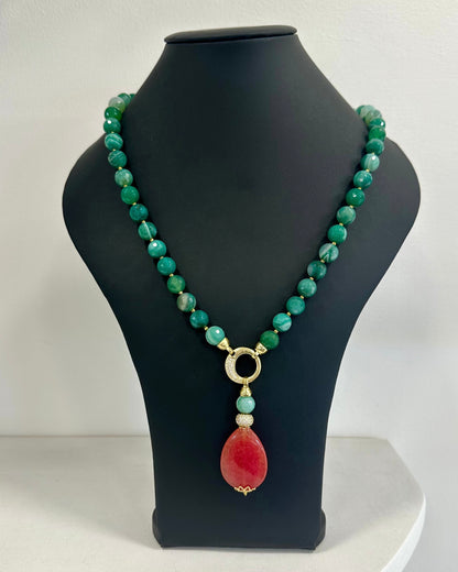    Collana artigianale in Agata Brasiliana striata verde con pendente in Giada rosa, dettagli in Argento 925 dorato con zirconi.