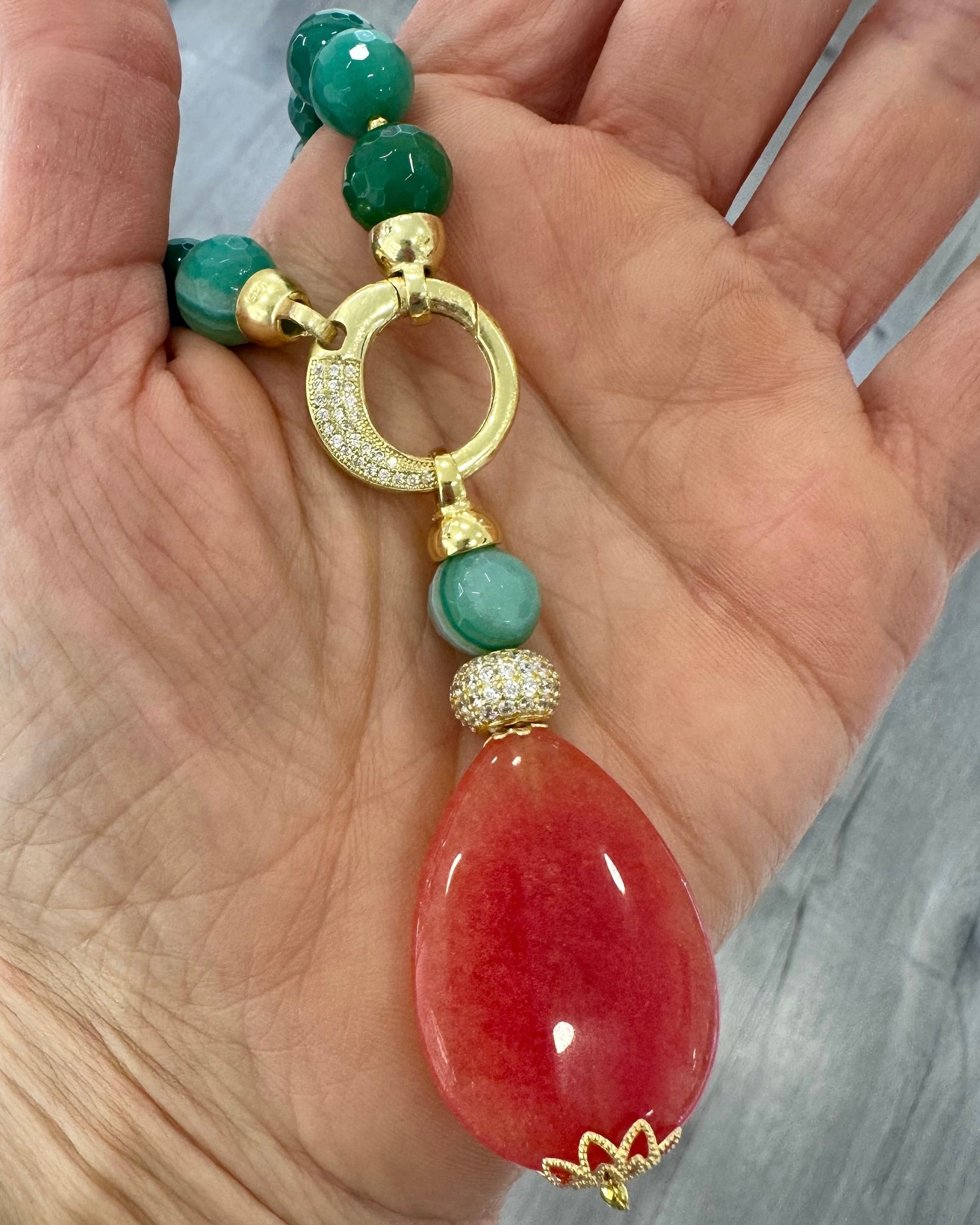 Dettaglio     Collana artigianale con Agata Brasiliana verde, Ematite dorata e pendente in Giada rosa 