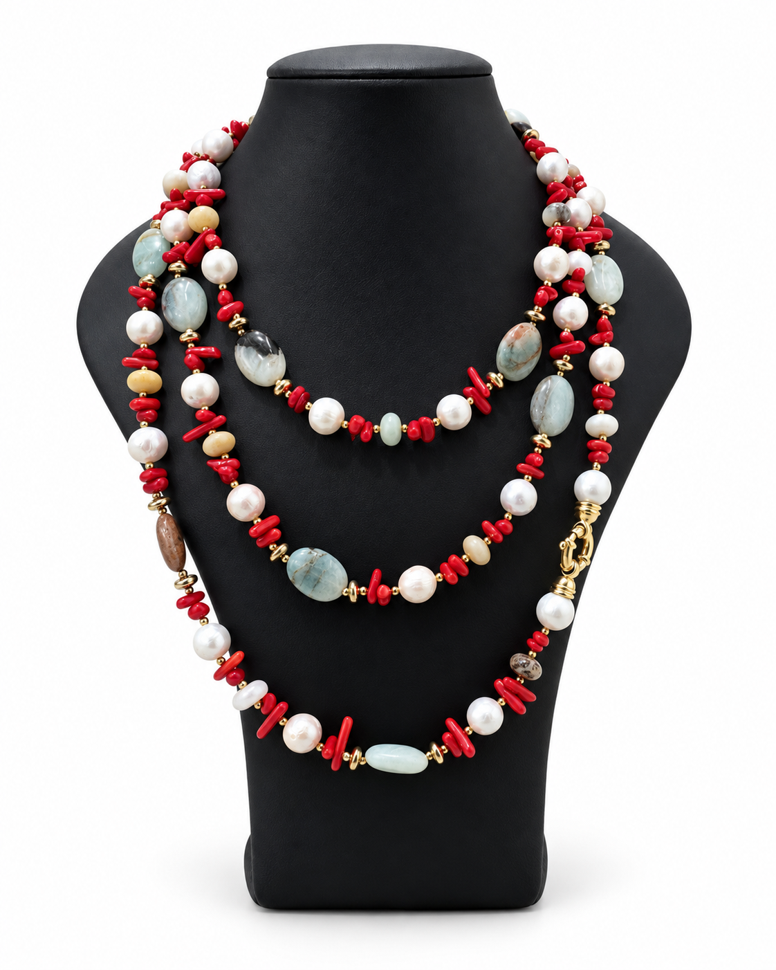 Collana multigiro in amazzonite, chips di corallo e perle naturali su busto nero, indossata a tre giri.