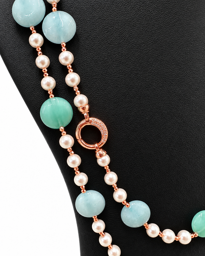 Dettaglio della collana in argento con Giada azzurra e verde ed Ematite, su busto nero con sfondo bianco.