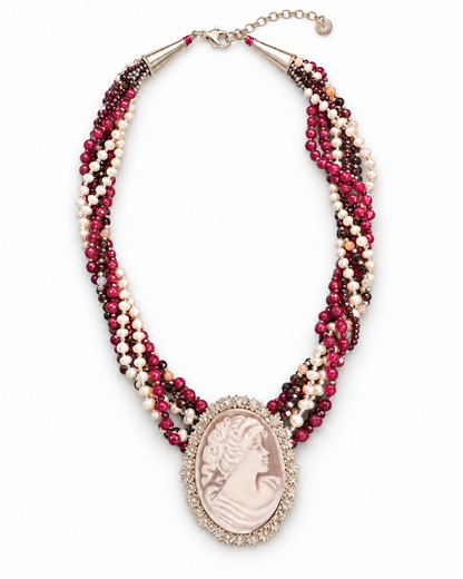     Collana artigianale a sei fili con cammeo in argento 925, perle naturali e radice di rubino su fondo bianco