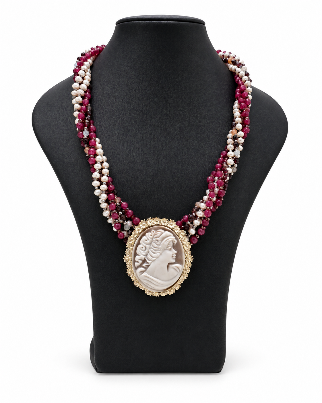 Collana artigianale a sei fili con cammeo in argento 925, perle naturali e radice di rubino su busto nero