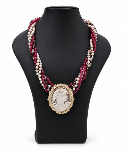 Collana artigianale a sei fili con cammeo in argento 925, perle naturali e radice di rubino su busto nero