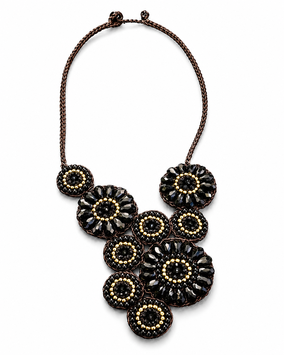 Collana artigianale nero e oro con fiori in cristallo su sfondo bianco, design elegante e struttura intrecciata regolabile