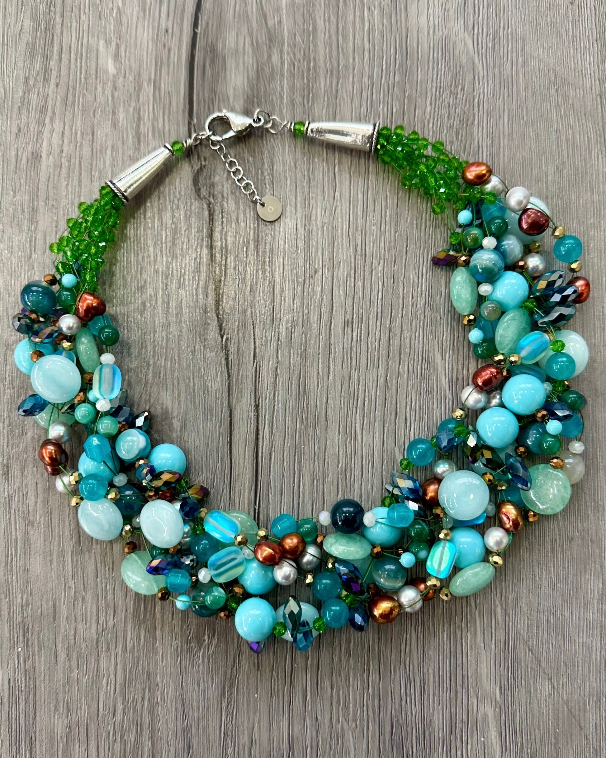 Collana artigianale multifilo turchese con pietre naturali, perle e cristalli nei toni verde acqua e blu, realizzata a mano Attimi Gioielli