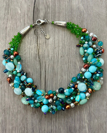 Collana artigianale multifilo turchese con pietre naturali, perle e cristalli nei toni verde acqua e blu, realizzata a mano Attimi Gioielli