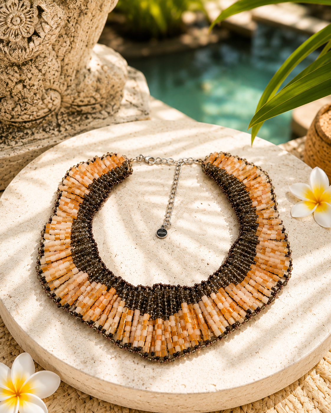 Collana Bali ambientata in uno scenario tropicale, gioiello artigianale con cristalli e perline nei toni naturali.