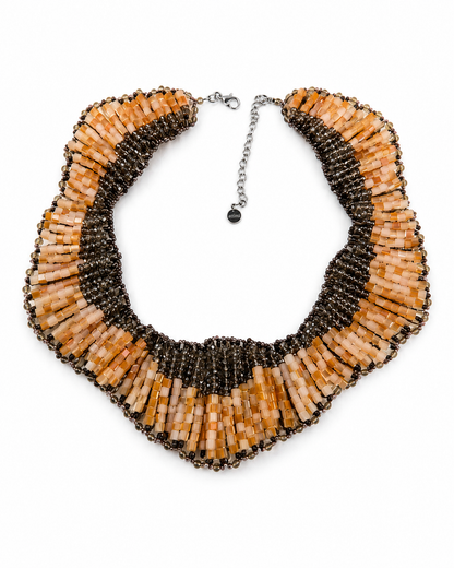 Collana Bali realizzata a mano con cristalli e perline color champagne, miele e bronzo su fondo bianco.