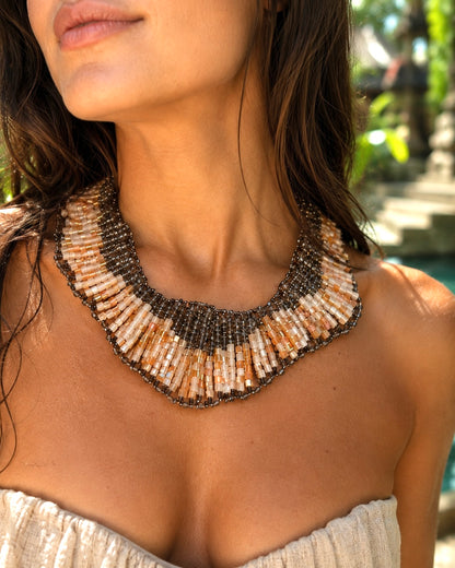 Modella che indossa la Collana Bali, collana statement artigianale con cristalli e perline.