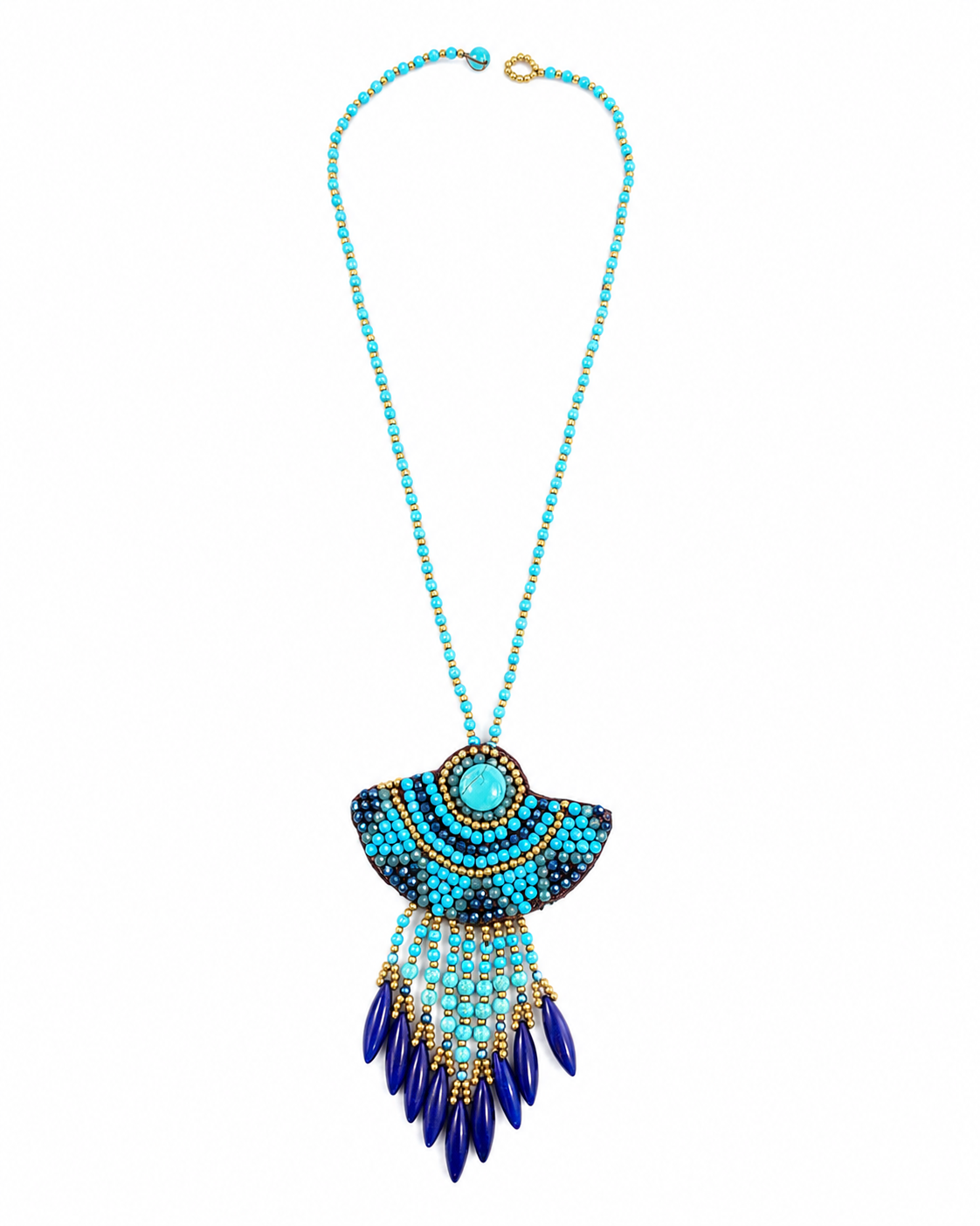 Collana boho turchese con maxi ciondolo ricamato e pendenti blu su fondo bianco.