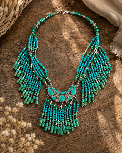 collana-boho-tibetana-turchese-verde-ambientata-attimi-gioielli.jpg
