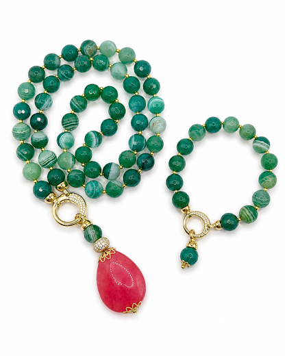     Set artigianale composto da collana e bracciale in Agata Brasiliana striata verde, pendente in Giada rosa, Argento 925 dorato con zirconi ed Ematite dorata.