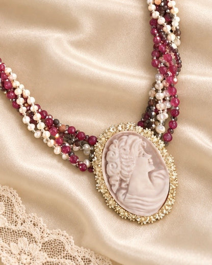     Collana artigianale con cammeo, perle e radice di rubino ambientata 