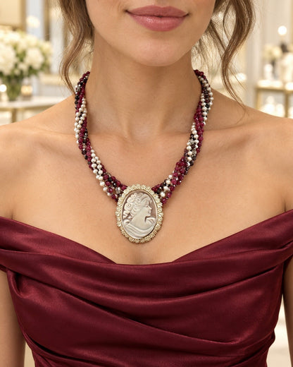     Collana con cammeo in argento 925, perle naturali e radice di rubino indossata su abito in satin borgogna