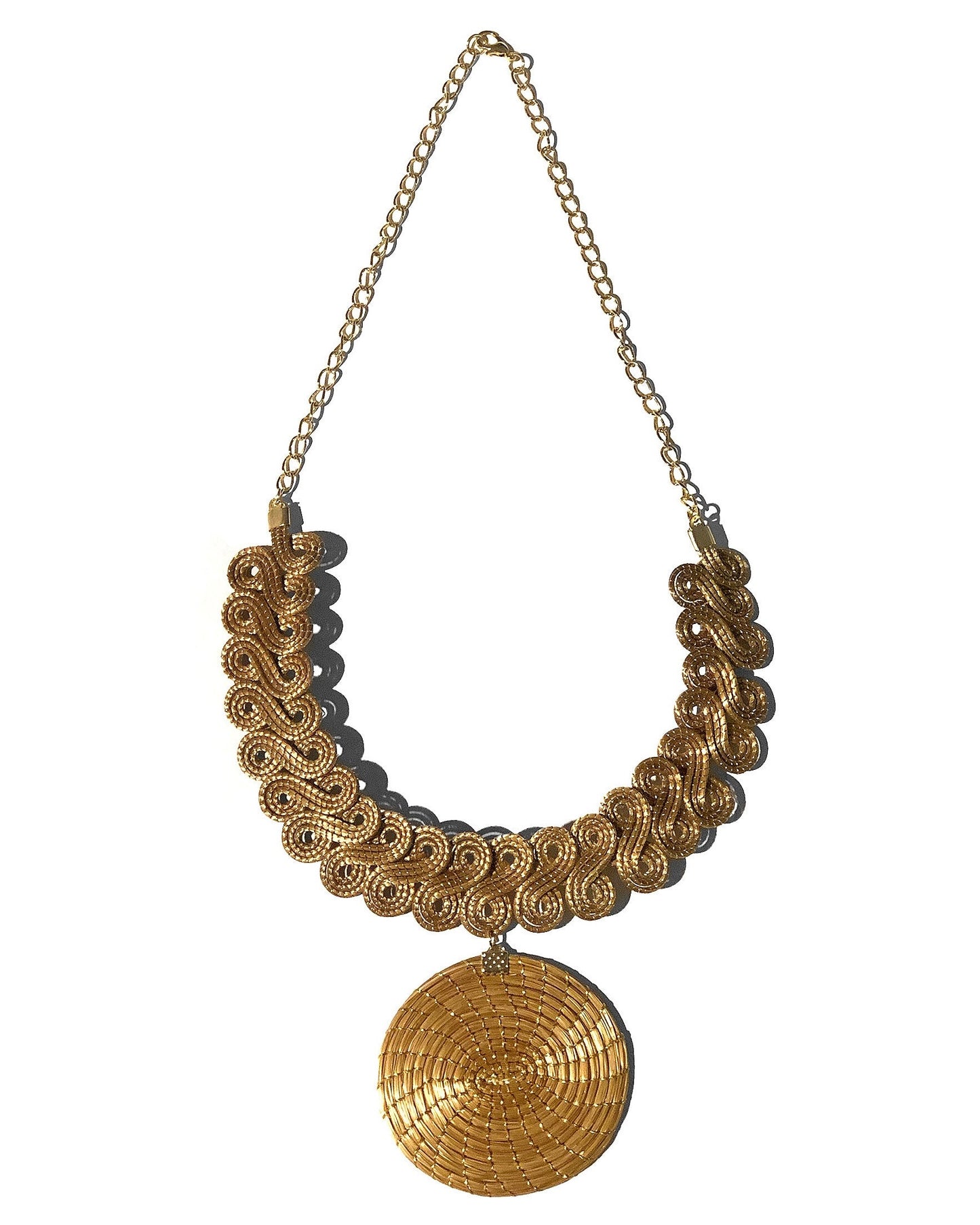 Collana artigianale Capim Dourado con pendente rotondo, design intrecciato luminoso oro vegetale Attimi Gioielli