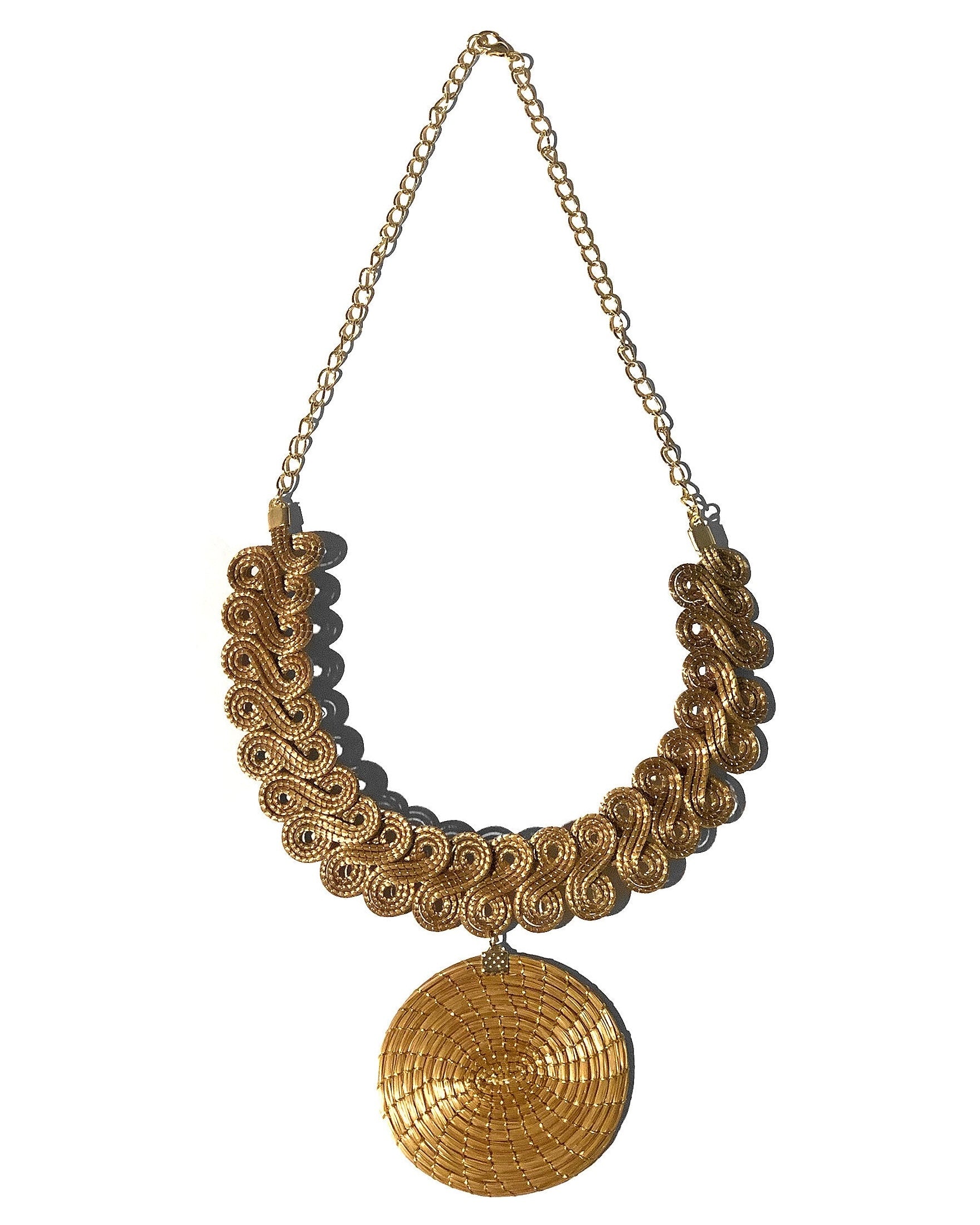 Collana artigianale Capim Dourado con pendente rotondo, design intrecciato luminoso oro vegetale Attimi Gioielli
